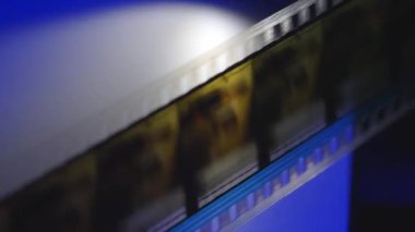 Bir sinemada 35 mm 'lik film şeridi. Bir filmin yakın çekim sahneleri.