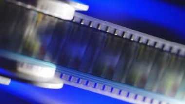 Bir sinemada 35 mm 'lik film şeridi. Bir filmin yakın çekim sahneleri.