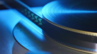 Bir sinemada 35 mm 'lik film şeridi. Bir filmin yakın çekim sahneleri.