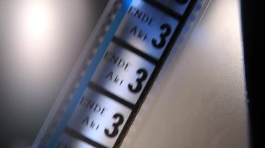 Bir sinemada 35 mm 'lik film şeridi. Bir filmin yakın çekim sahneleri.