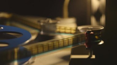 Bir sinemada 35 mm 'lik film şeridi. Bir filmin yakın çekim sahneleri.
