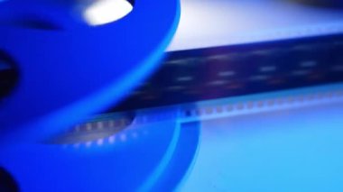 Bir sinemada 35 mm Film - yakın çekim - film makarası döndürme