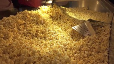 Sıcak film geceleri ve lezzetli atıştırmalıklar için mükemmel olan büyük, dumanı tüten bir patlamış mısır.