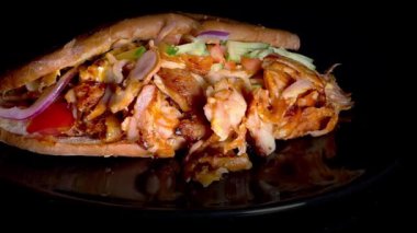 Alman Doner Kebap - Ağzını sulandıran, çeşitli taze malzemeler ve lezzetli lezzetlerle dolu bir sandviç.
