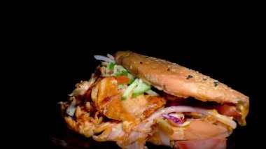 Alman Doner Kebap - Ağzını sulandıran, çeşitli taze malzemeler ve lezzetli lezzetlerle dolu bir sandviç.