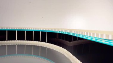 35 mm 'lik film şeridi makro çekimi - Büyüleyici ve büyüleyici bir klasik film makaraları canlı görüntüler ve karmaşık desenler sergiliyor