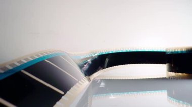 35 mm 'lik film şeridi makro çekimi - Büyüleyici ve büyüleyici bir klasik film makaraları canlı görüntüler ve karmaşık desenler sergiliyor