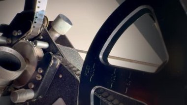 Eski film projektörü, tasarımı ve mühendisliği, antik sinema filmi styla arka planını gösteriyor.