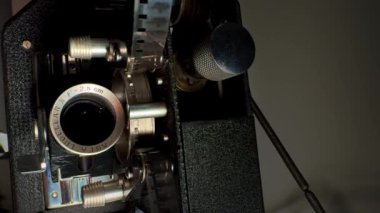Eski film projektörü, tasarımı ve mühendisliği, antik sinema filmi styla arka planını gösteriyor.