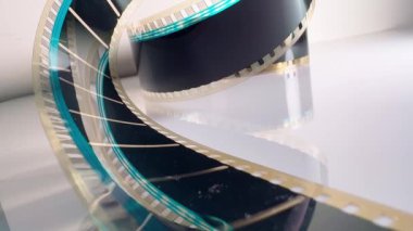 35 mm 'lik film şeridi makro çekimi - Büyüleyici ve büyüleyici bir klasik film makaraları canlı görüntüler ve karmaşık desenler sergiliyor