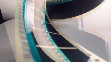 35 mm 'lik film şeridi makro çekimi - Büyüleyici ve büyüleyici bir klasik film makaraları canlı görüntüler ve karmaşık desenler sergiliyor
