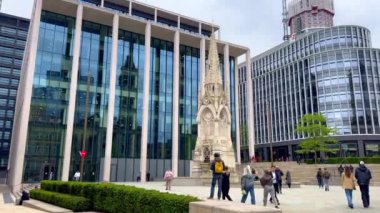 Birmingham şehir merkezindeki Chamberlain Meydanı - Birmingham Birleşik KINGHAM, İngiltere - 23 Mayıs 2024