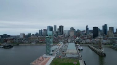 Montreal Kanada 'nın ufuk çizgisi boyunca uçuş - MONTREAL, CANADA NORTH AMERICA - 20 Nisan 2024