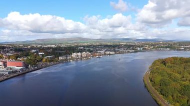 Derry şehri, nam-ı diğer Kuzey İrlanda hava manzaralı Londonderry Foyle nehrinin yukarısından güzel bir şehir güzel yaya barış köprüsüne ev sahipliği yapıyor.