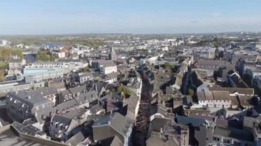 Galway İrlanda şehri Claddagh bölgesinin havadan görünüşü canlı sahil evleri etraflarındaki kıyı cazibesini ve doğal güzelliği çok güzel yansıtıyor.