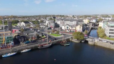 Galway İrlanda şehri Claddagh bölgesinin havadan görünüşü canlı sahil evleri etraflarındaki kıyı cazibesini ve doğal güzelliği çok güzel yansıtıyor.