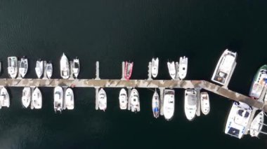 Killybegs, Donegal İrlanda 'da canlı bir liman, karamsar gökyüzünün altında huzurlu bir limana yanaşmış çok sayıda balıkçı teknesinin görüntülerini sunuyor.