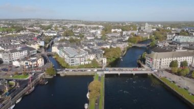 Galway İrlanda şehri Claddagh bölgesinin havadan görünüşü canlı sahil evleri etraflarındaki kıyı cazibesini ve doğal güzelliği çok güzel yansıtıyor.