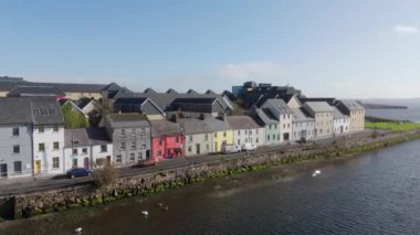 Galway İrlanda şehri Claddagh bölgesinin hava manzarası - Canlı Renkli Sahil Evleri Canlı sahil evleri Kıyı cazibesini ve doğal güzelliği güzel yansıtıyor
