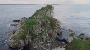 Kuzey İrlanda 'daki Kinbane Şatosu - Güzel okyanus dalgalarıyla birlikte antik kalıntılar sergilenen vahşi ve engebeli bir kıyı manzarası