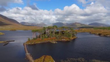 Derryclare Lough - İrlanda 'daki Connemara Ulusal Parkı' nda ünlü bir göl - hava manzaralı