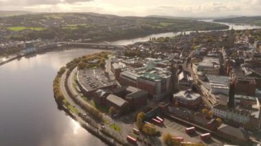 Derry şehri, nam-ı diğer Kuzey İrlanda hava manzaralı Londonderry Foyle nehrinin yukarısından güzel bir şehir güzel yaya barış köprüsüne ev sahipliği yapıyor.