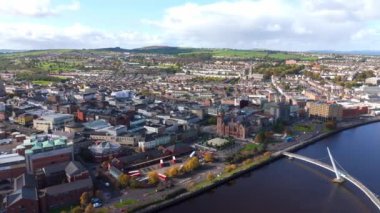 Derry şehri, nam-ı diğer Kuzey İrlanda hava manzaralı Londonderry Foyle nehrinin yukarısından güzel bir şehir güzel yaya barış köprüsüne ev sahipliği yapıyor.