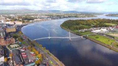 Derry şehri, nam-ı diğer Kuzey İrlanda hava manzaralı Londonderry Foyle nehrinin yukarısından güzel bir şehir güzel yaya barış köprüsüne ev sahipliği yapıyor.