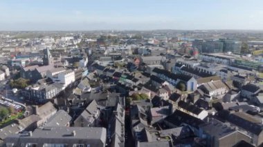 Galway İrlanda şehri Claddagh bölgesinin havadan görünüşü canlı sahil evleri etraflarındaki kıyı cazibesini ve doğal güzelliği çok güzel yansıtıyor.