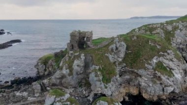 Kuzey İrlanda 'daki Kinbane Şatosu - Güzel okyanus dalgalarıyla birlikte antik kalıntılar sergilenen vahşi ve engebeli bir kıyı manzarası