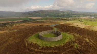 Aileach 'ın İrlanda' daki Grianan kalıntıları. Canlı yeşil bir arazide güzel bir şekilde yerleştirilmiş tarihi bir taş yapı.