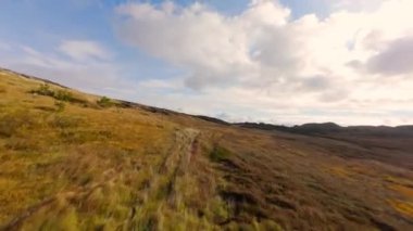 İnanılmaz İrlanda - Arranmore Adası 'ndaki İrlanda batı kıyısında alçak FPV Uçuşu - Bulutlu bir gökyüzünün altında kayalık kıyı şeridinin nefes kesici ve büyüleyici görüntüsü