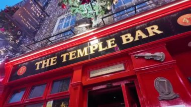 DUBLIN, IRELAND - 12 Ekim 2024 - Dublin Tapınak Bar Bölgesi - Dublinler 'in ünlü bar bölgesinin canlı ve canlı atmosferini tecrübe edin