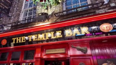 DUBLIN, IRELAND - 12 Ekim 2024 - Dublin Tapınak Bar Bölgesi - Dublinler 'in ünlü bar bölgesinin canlı ve canlı atmosferini tecrübe edin