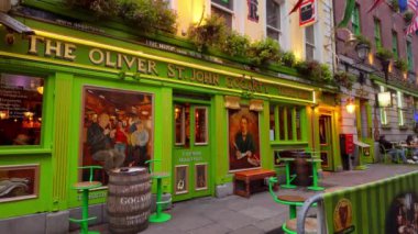 DUBLIN, IRELAND - 12 Ekim 2024 - Dublin Tapınak Bar Bölgesi - Bu canlı bar, renkli bayraklar ve güzel yeşilliklerle süslenmiş, canlı müzik ve sosyal toplantılar için mükemmeldir
