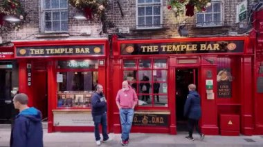 DUBLIN, IRELAND - 12 Ekim 2024 - Dublin Tapınak Bar Bölgesi - Dublinler 'in ünlü bar bölgesinin canlı ve canlı atmosferini tecrübe edin