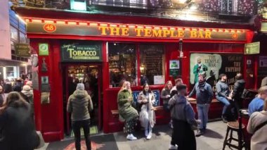 DUBLIN, IRELAND - 12 Ekim 2024 - Dublin Tapınak Bar Bölgesi - Dublinler 'in ünlü bar bölgesinin canlı ve canlı atmosferini tecrübe edin