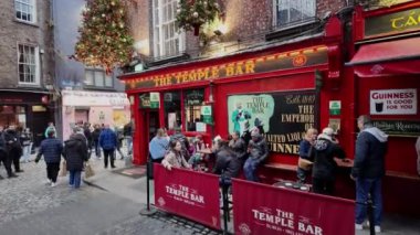 DUBLIN, IRELAND - 12 Ekim 2024 - Dublin Tapınak Bar Bölgesi - Dublinler 'in ünlü bar bölgesinin canlı ve canlı atmosferini tecrübe edin