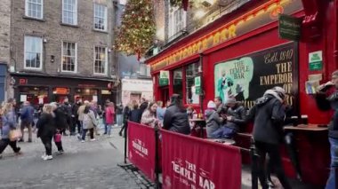 DUBLIN, IRELAND - 12 Ekim 2024 - Dublin Tapınak Bar Bölgesi - Dublinler 'in ünlü bar bölgesinin canlı ve canlı atmosferini tecrübe edin