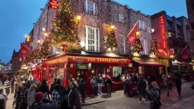 DUBLIN, IRELAND - 12 Ekim 2024 - Dublin Tapınak Bar Bölgesi - Dublinler 'in ünlü bar bölgesinin canlı ve canlı atmosferini tecrübe edin