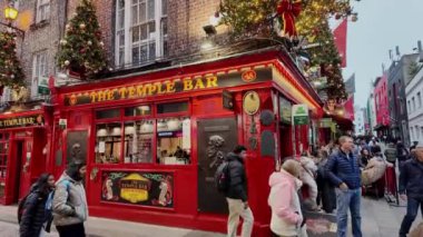 DUBLIN, IRELAND - 12 Ekim 2024 - Dublin Tapınak Bar Bölgesi - Dublinler 'in ünlü bar bölgesinin canlı ve canlı atmosferini tecrübe edin