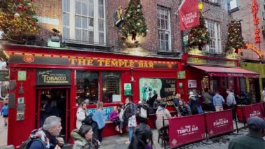 DUBLIN, IRELAND - 12 Ekim 2024 - Dublin Tapınak Bar Bölgesi - Dublinler 'in ünlü bar bölgesinin canlı ve canlı atmosferini tecrübe edin