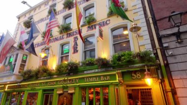 DUBLIN, IRELAND - 12 Ekim 2024 - Dublin Tapınak Bar Bölgesi - Bu canlı bar, renkli bayraklar ve güzel yeşilliklerle süslenmiş, canlı müzik ve sosyal toplantılar için mükemmeldir