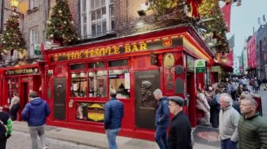 DUBLIN, IRELAND - 12 Ekim 2024 - Dublin Tapınak Bar Bölgesi - Dublinler 'in ünlü bar bölgesinin canlı ve canlı atmosferini tecrübe edin