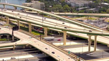 Orlando Floirida 'daki bir otoyol kavşağının karmaşıklığının havadan görünüşü