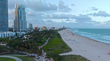 Güney Pointe Parkı ve Miami Plajı 'nın güney sahili ikonik binaları, hava manzarası.