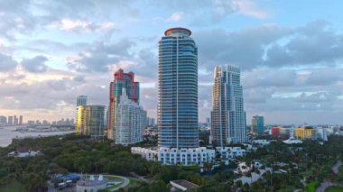 Güney Pointe Parkı ve Miami Plajı 'nın güney sahili ikonik binaları, hava manzarası.