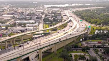 Orlando şehir merkezindeki yoğun otoyollar hava manzaralı.