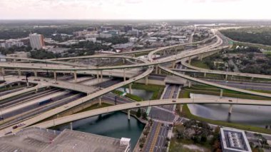 Orlando Floirida 'daki bir otoyol kavşağının karmaşıklığının havadan görünüşü