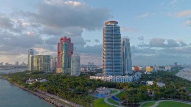 Güney Pointe Parkı ve Miami Plajı 'nın güney sahili ikonik binaları, hava manzarası.